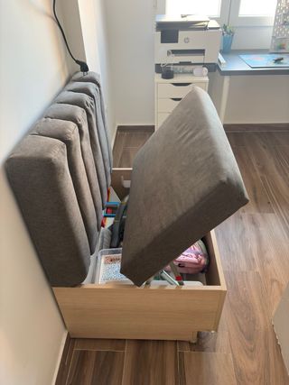 Sillón tapizado gris con base de madera