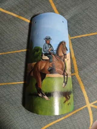 Teja decorada a mano con jinete y caballo