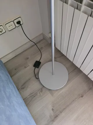 Lámpara de pie plateada