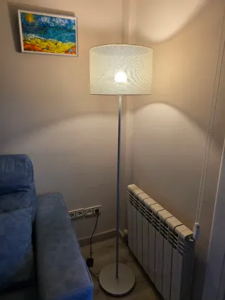 Lámpara de pie plateada