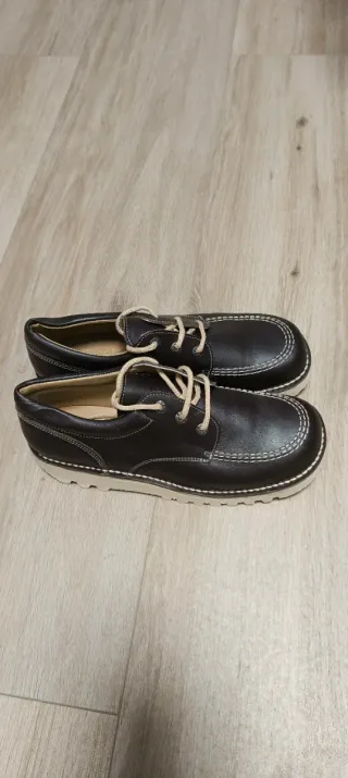 Zapatos marrones con cordones