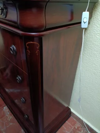 Cómoda de madera con cajones