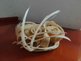 Tocado floral de rafia con plumas