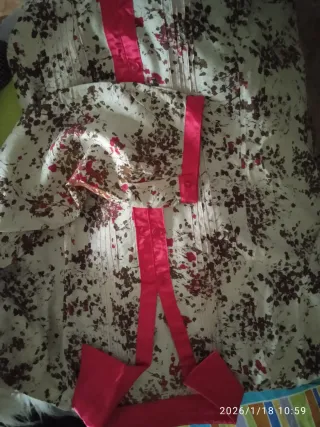 Blusa floral con detalles fucsia