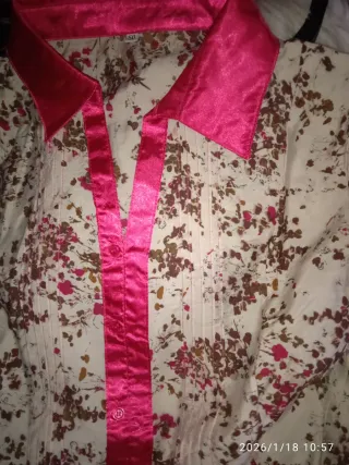 Blusa floral con detalles fucsia