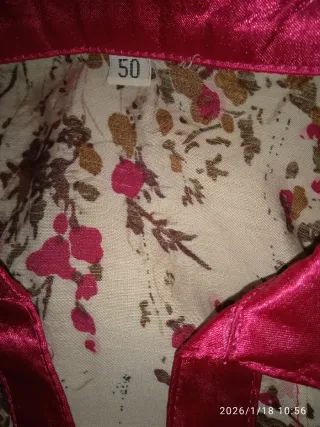 Blusa floral con detalles fucsia