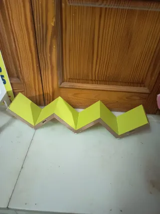 Estantería de diseño  de madera verde escalonada