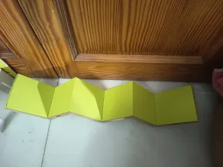 Estantería de diseño  de madera verde escalonada