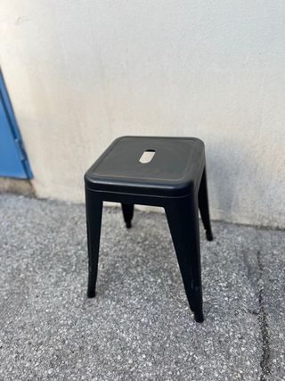 Taburete negro pequeño de metal