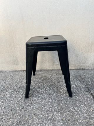 Taburete negro pequeño de metal