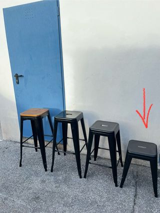 Taburete negro pequeño de metal