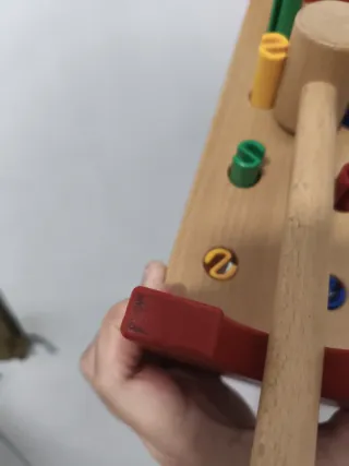 Banco de madera Ikea con martillo