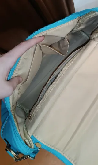 Bolso azul con detalle de galgo