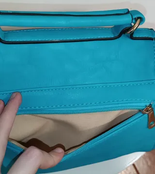 Bolso azul con detalle de galgo