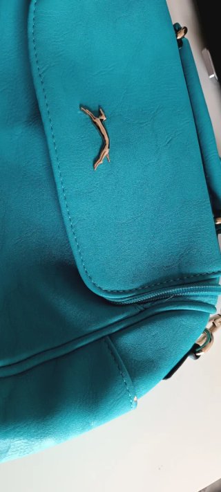 Bolso azul con detalle de galgo