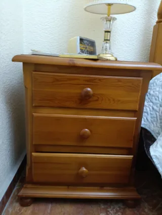 Dormitorio juvenil: cama, mesita y cómoda