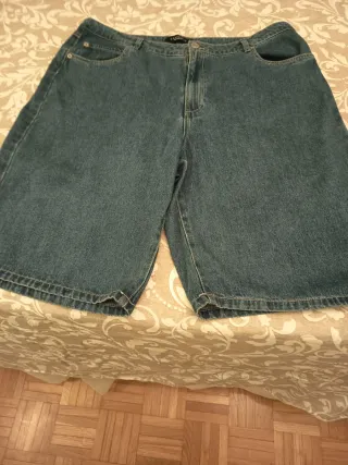 Pantalón vaquero corto tipo bermuda