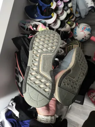 Adidas grises y naranjas casi nuevas