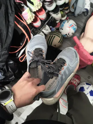 Adidas grises y naranjas casi nuevas