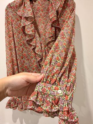 Blusa gasa flores volantes cruzada