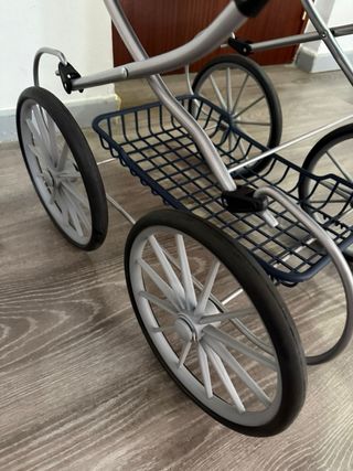 Coche de muñecas azul y rosa