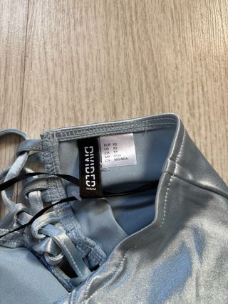 Top corto satinado con tirantes