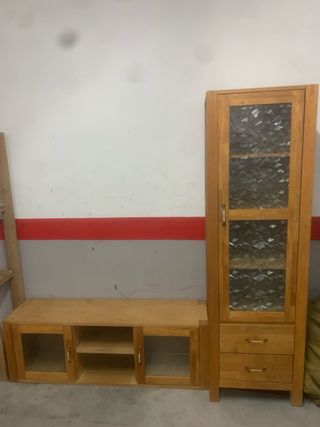 Mueble de madera maciza con puertas de cristal