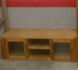 Mueble de madera maciza con puertas de cristal