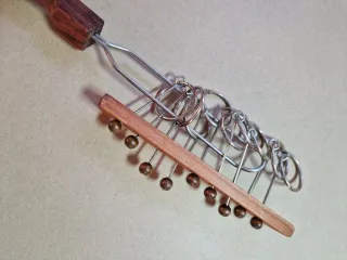 Rompecabezas de metal y madera