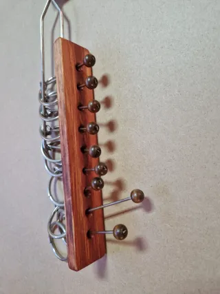 Rompecabezas de metal y madera