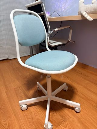 Silla de escritorio Ikea azul y blanca