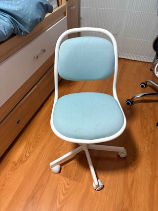 Silla de escritorio Ikea azul y blanca