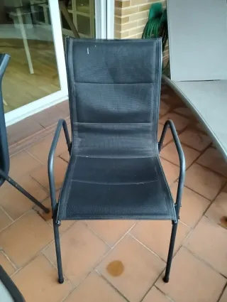 Sillas de terraza metálicas y de tela negra