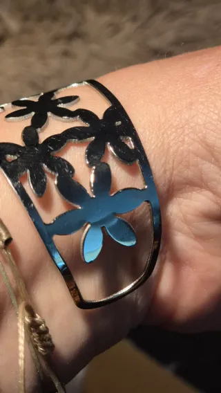 Pulsera plateada con diseño de flores