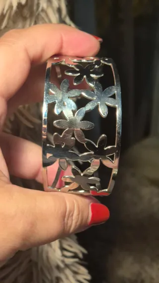 Pulsera plateada con diseño de flores