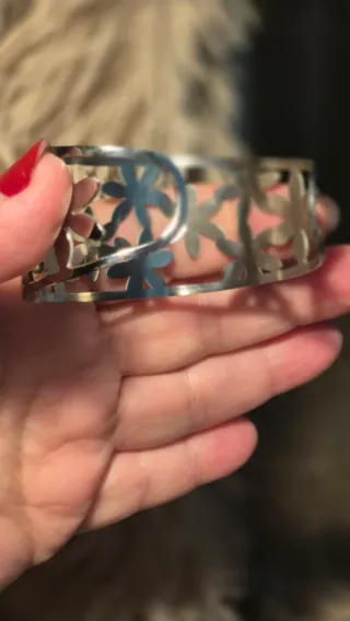 Pulsera plateada con diseño de flores