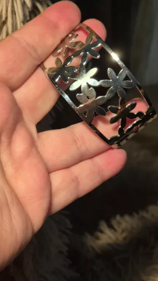 Pulsera plateada con diseño de flores