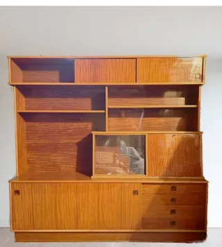 Mueble de madera y cristal