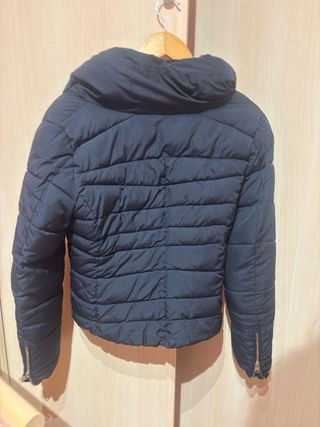 Cazadora Bershka azul acolchada