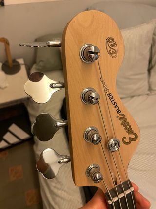 Bajo Eléctrico Sunburst Incluye funda y correa