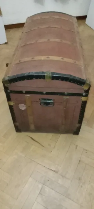 Baúl antiguo de madera y metal