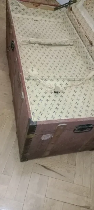 Baúl antiguo de madera y metal