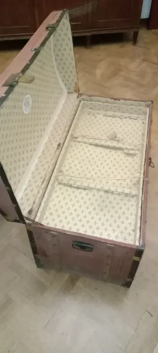 Baúl antiguo de madera y metal