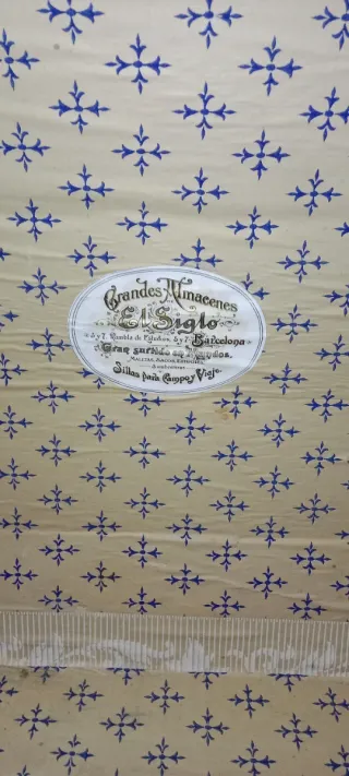 Baúl antiguo de madera y metal