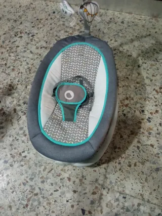 Hamaca para bebé con juguetes