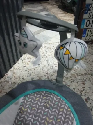 Hamaca para bebé con juguetes