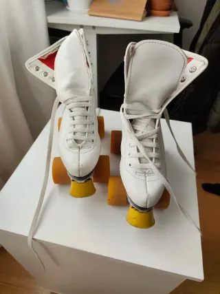 Patines blancos 4 ruedas, 23 cm de pie