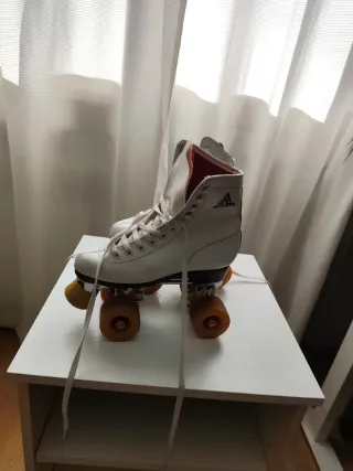 Patines blancos 4 ruedas, 23 cm de pie