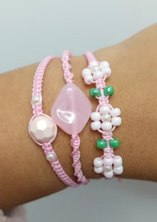 Pulseras rojas con flores y perlas