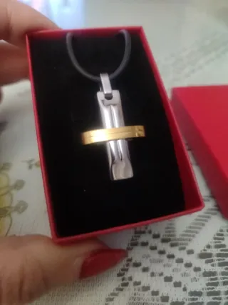 Preciosa cruz con cordón